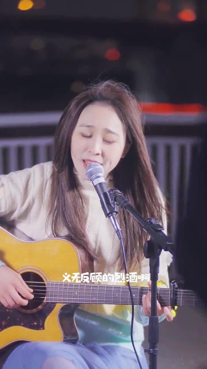 美女姐姐木吉他弹唱《送你一朵小红花》