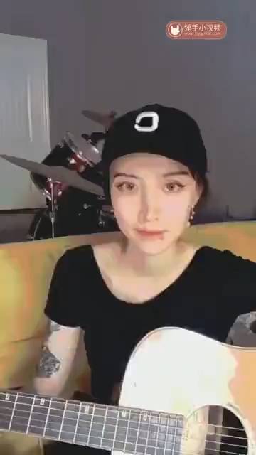 美女姐姐木吉他弹唱《短发女孩》