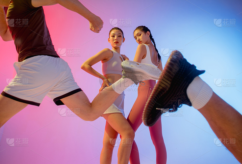 女子坠楼砸中路人