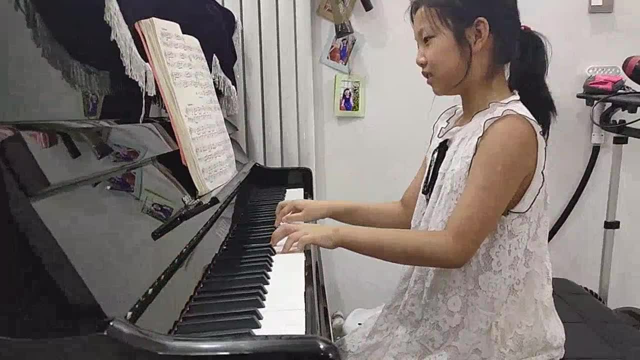依诺 发布了一个钢琴弹奏视频，欢迎来围观