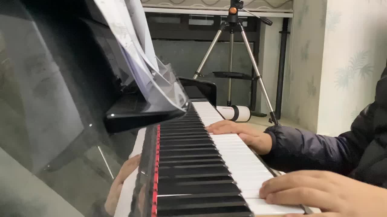 是王一一 发布了一个钢琴弹奏视频，27小节和