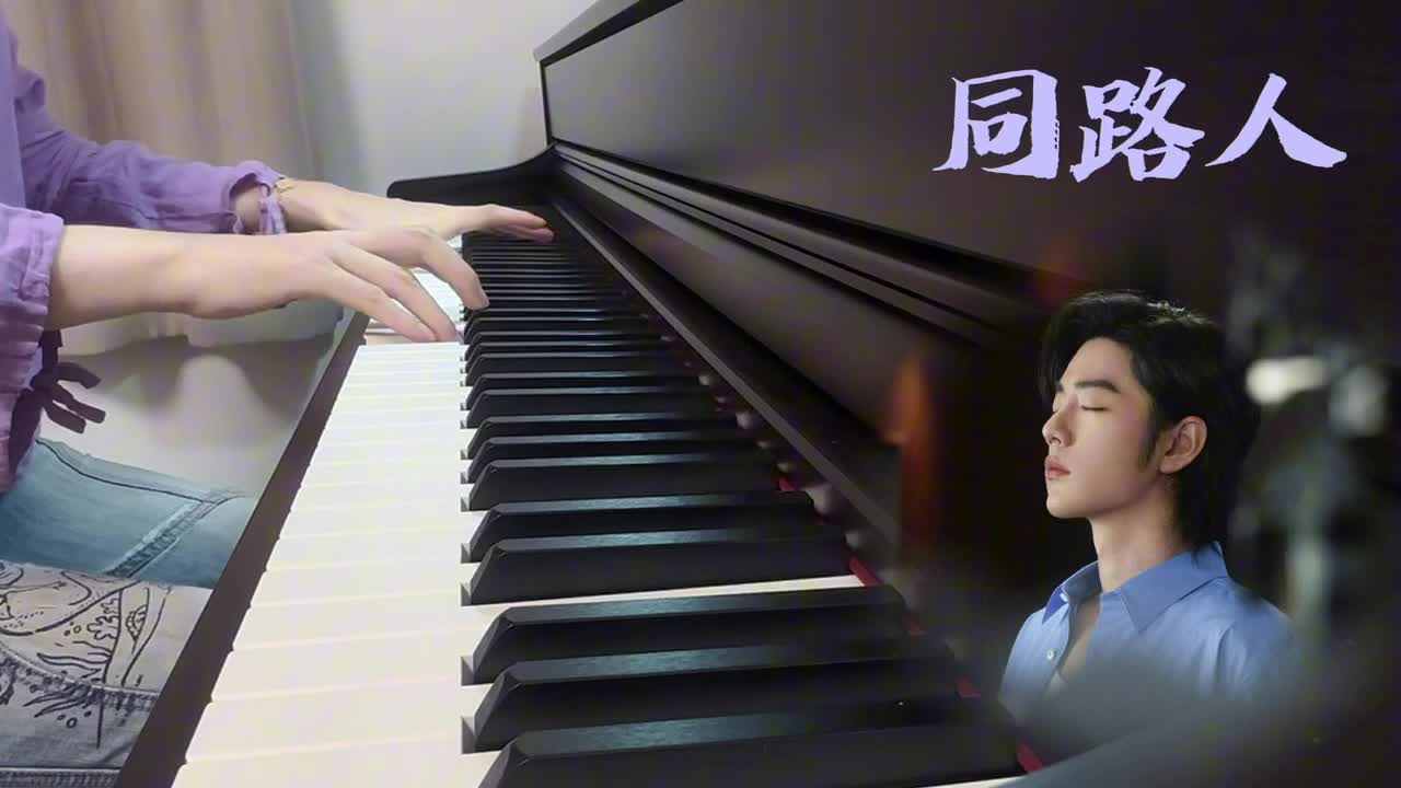 “同一片天空下相拥
同追一个梦
千万里的奇