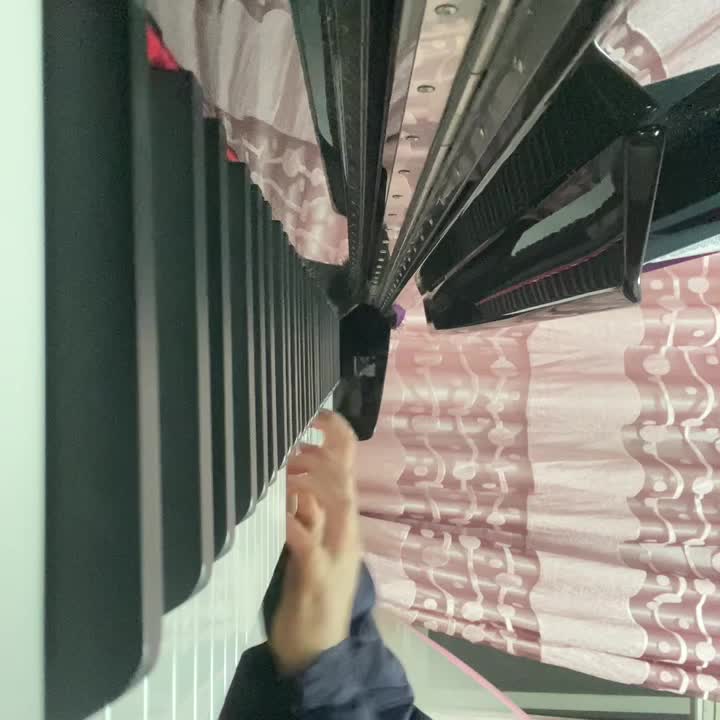 我是鼹鼠 发布了一个钢琴弹奏视频，欢迎来围