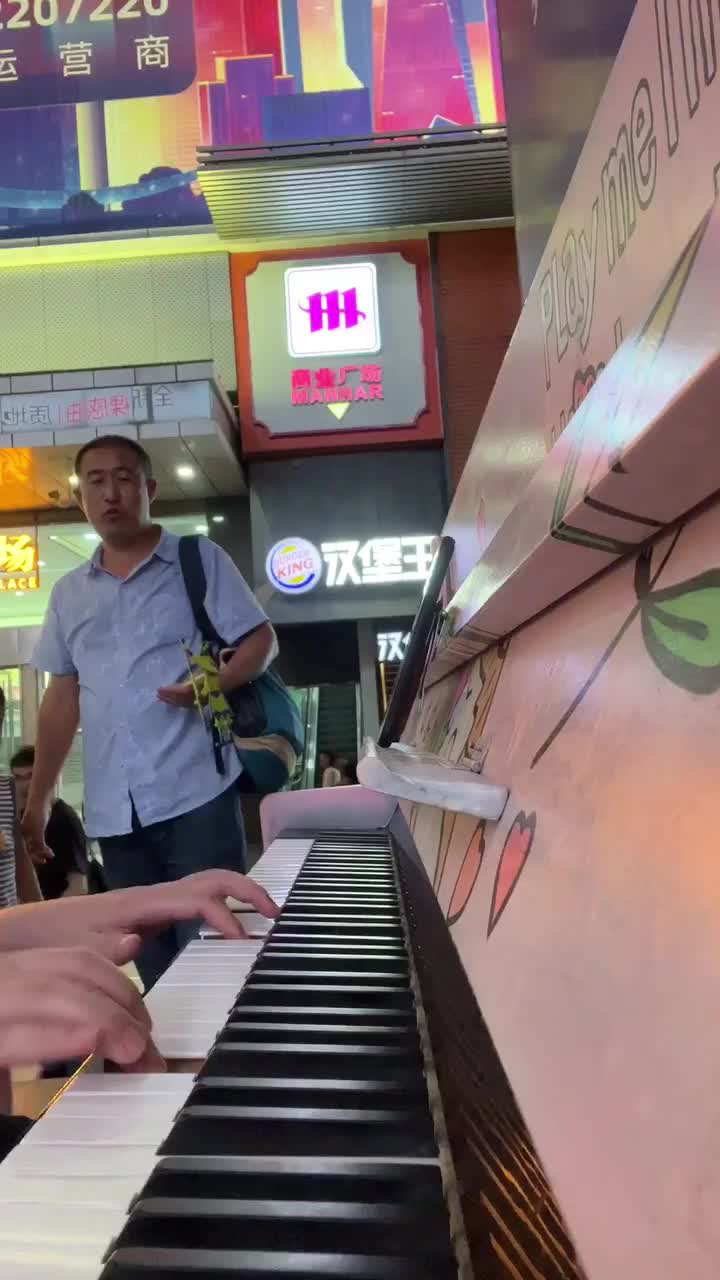 35°C雨后蒸桑拿的街头钢琴应邀随手视奏冰雪