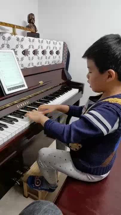 哈哈彬彬 发布了一个钢琴弹奏视频，欢迎来