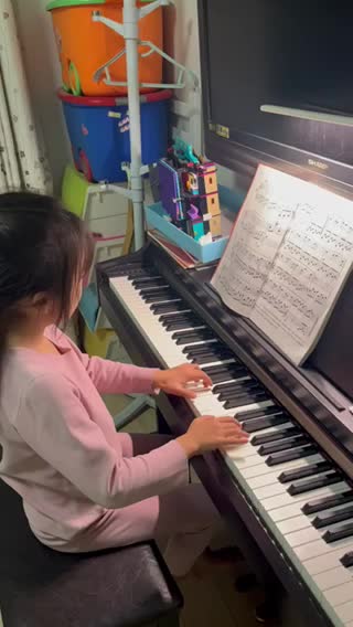 俏俏弹幼儿拜厄55。相关乐谱在这里：http: