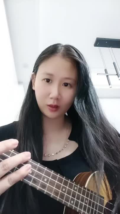 黄伊馨 发布了一个吉他弹奏视频，欢迎来围观