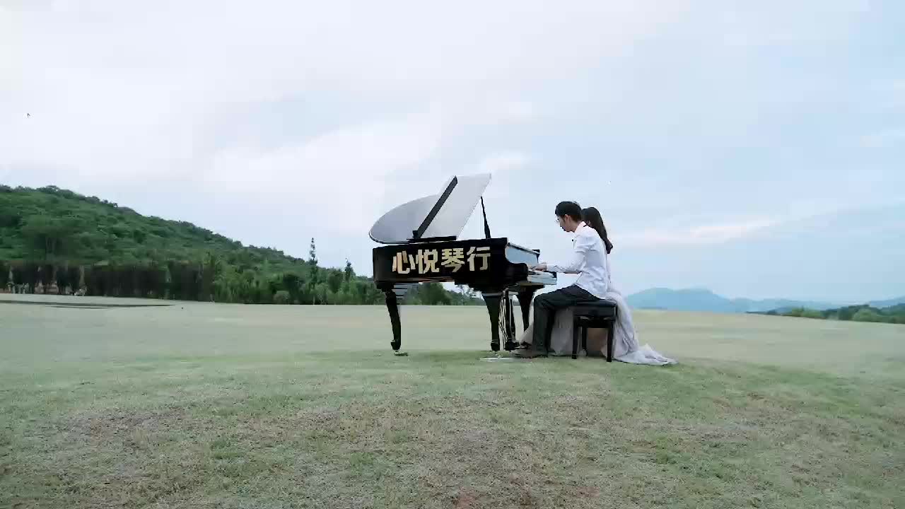《钢铁洪流进行曲》四手联弹。相关乐谱在这