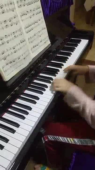 韵味亭 发布了一个钢琴弹奏视频，欢迎来围