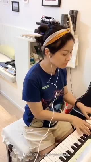 奔腾的眼泪水 发布了一个钢琴弹奏视频，欢迎