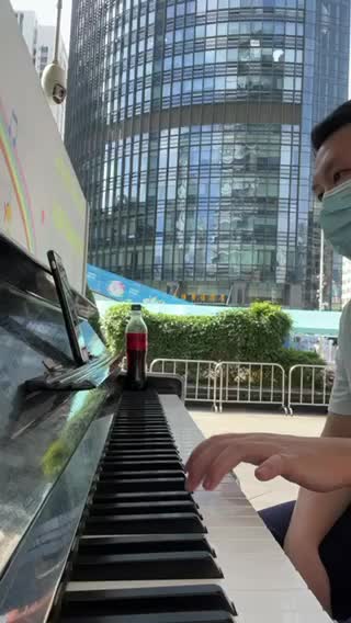 街头钢琴随手弹欢快小曲《Micmacs A La Gar