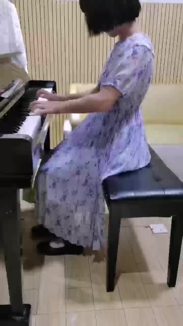 爱弹钢琴的健霓 发布了一个钢琴弹奏视频，欢