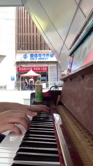 快散架的街头钢琴随手弹《Canon in D》…