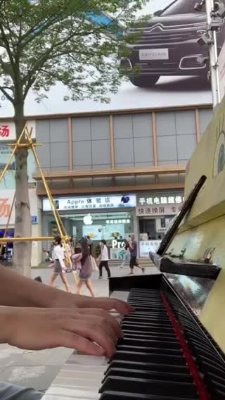 街头钢琴即兴随弹《达拉崩吧》周深版。相关