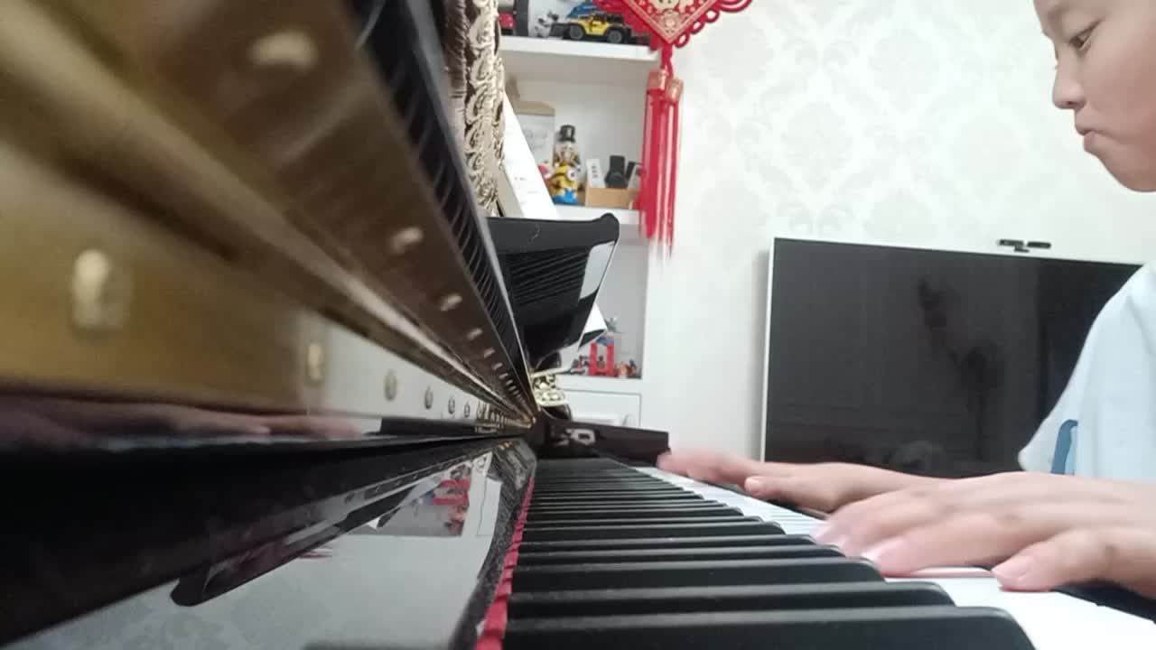 望迪 发布了一个钢琴弹奏视频，欢迎来围观。