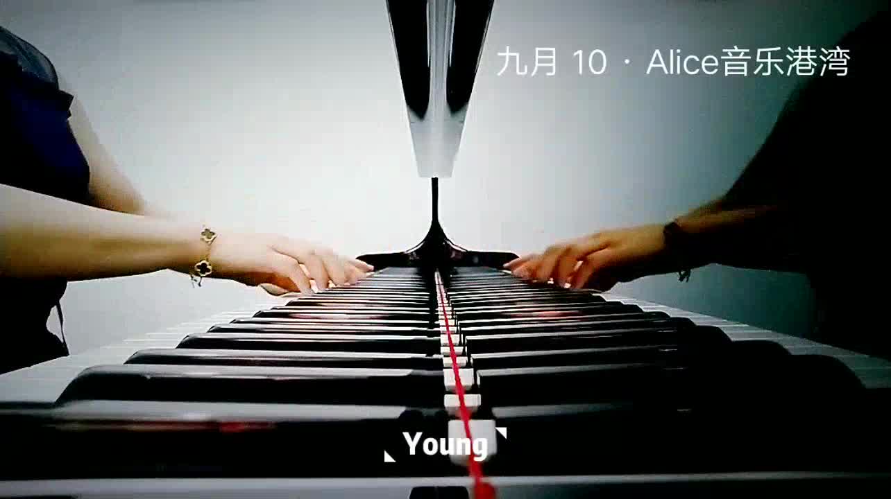 舞台上远远的光 落在我的肩膀 想起第一次