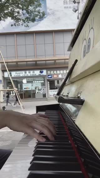 街头钢琴随手弹《A.I.N.Y》爱你 邓紫棋。相